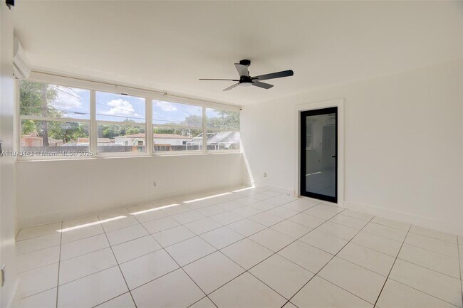 Building Photo - 1240 Peri St