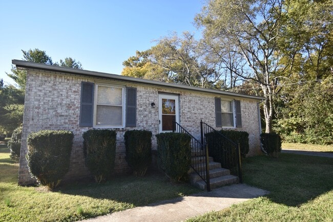 Building Photo - 2 Bedroom Duplex Close to MTSU & Downtown ...