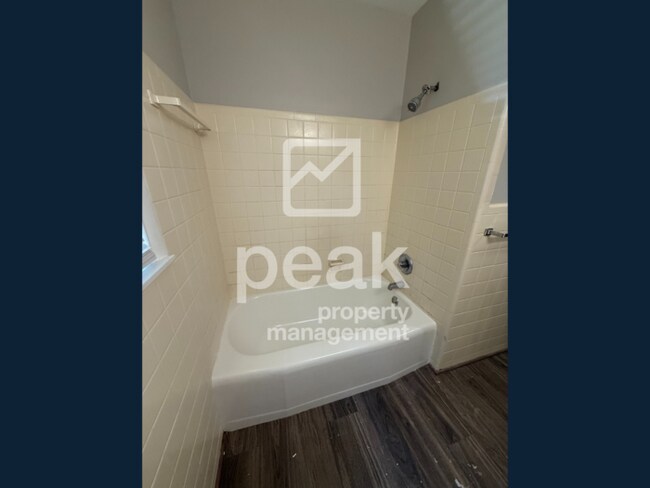 Building Photo - $1,275! 3Bed/ 1.5 Bath House! Located just...