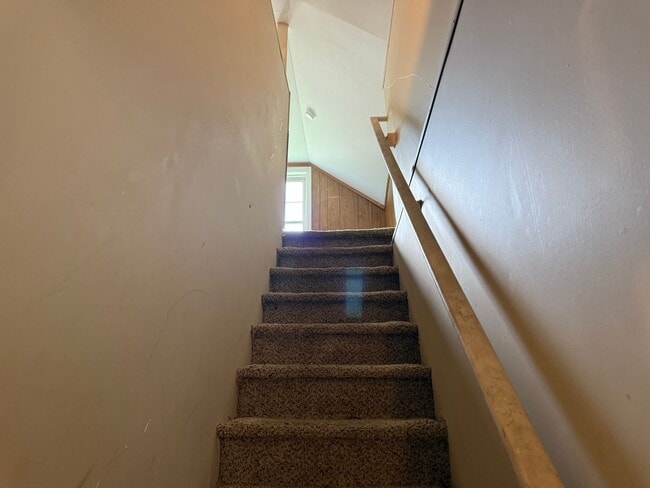 Building Photo - Spacious 3 Bedroom, 2 Bath Home with Garag...