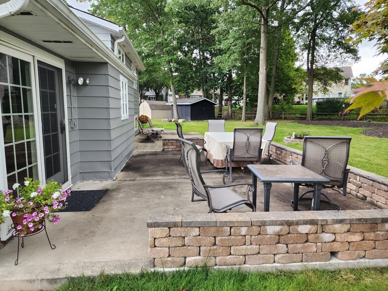 Included patio furniture - 20311 Village Green Dr