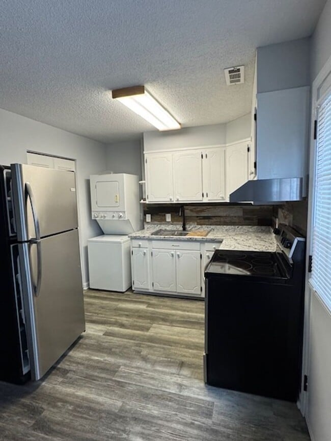 Building Photo - 610 Park Ave