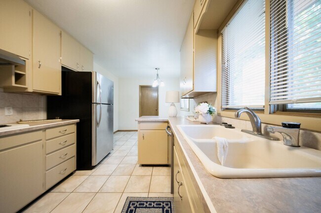 Building Photo - Mid-Century 3 Bedroom in Pine Valley Estates