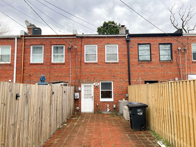 Building Photo - Beautiful 2 Bedroom 1 Bath Townhouse in Fa...