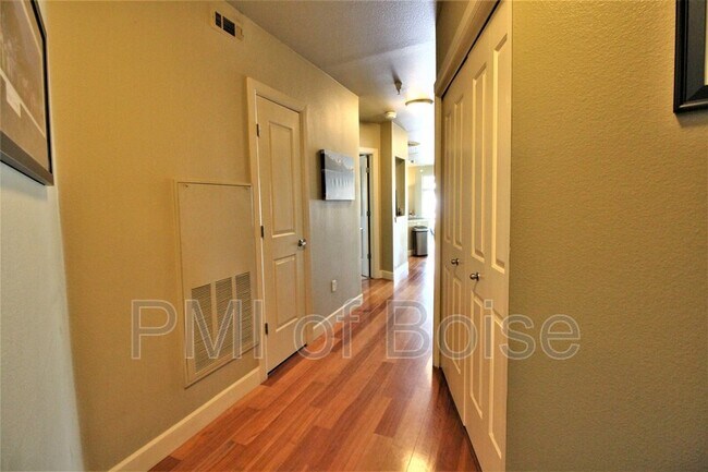 Building Photo - 406 S 13th St