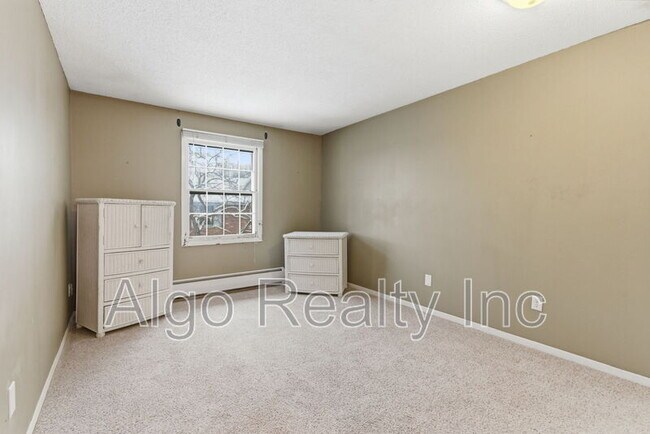 Building Photo - 1023 Smetana Rd
