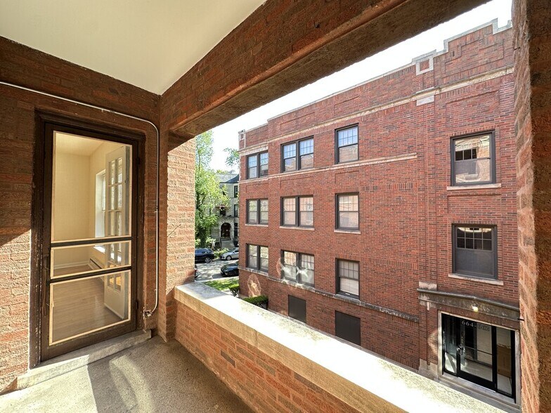 Building Photo - 700 W Cornelia Ave