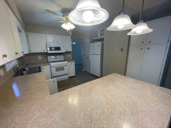 Building Photo - Large Home in Bellevue for Rent