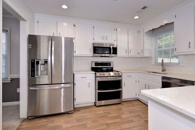 Building Photo - Cute Two Story With Nice Upgrades