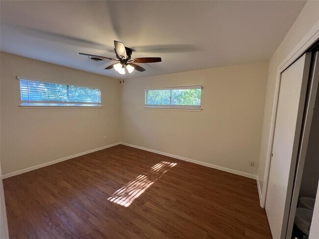 Building Photo - 907 Possum Trot St