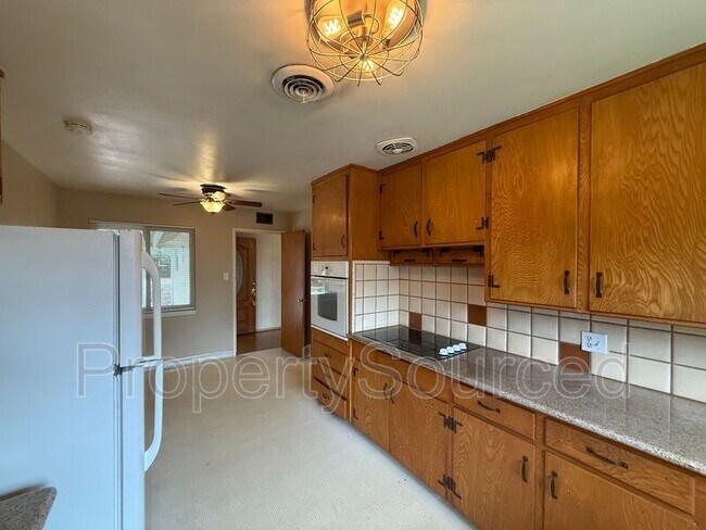 Building Photo - 1537 Maplewood Dr