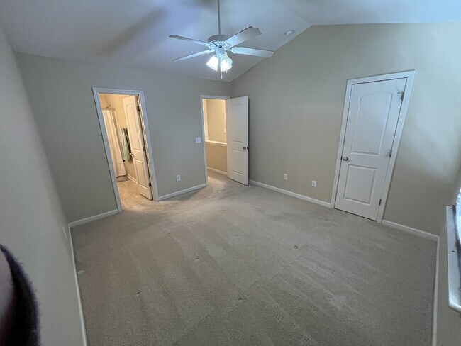 Building Photo - "Charming 2-Bedroom Townhouse Retreat with 2.5 Baths in Kernersville!"