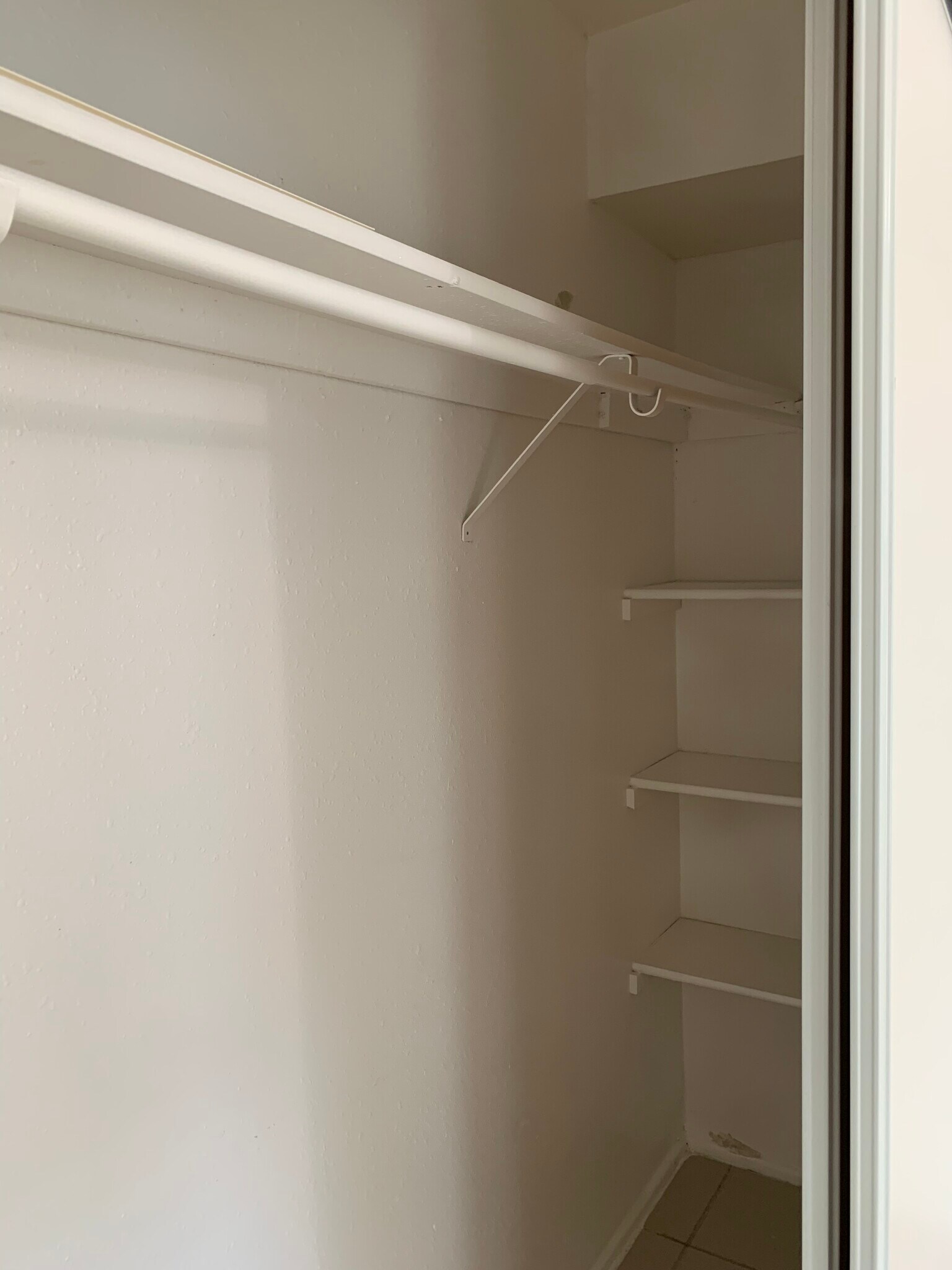 Building Photo - 2530 S Parkcrest Dr