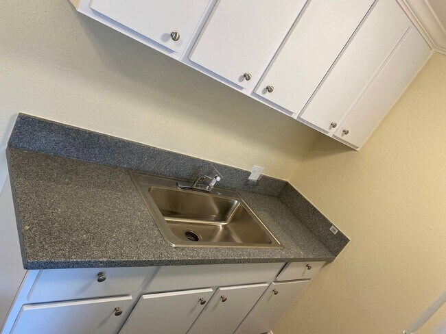 Building Photo - Welcome to SkyView Villa & Somerset Apartments!