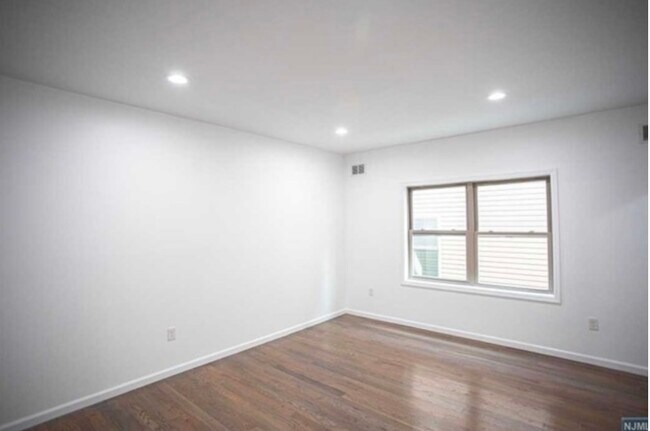 Building Photo - 5105 Meadowview Ave