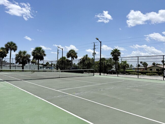 Building Photo - Coastal comfort awaits in this furnished 2Bedrooms / 2Baths condo in Daytona Beach!