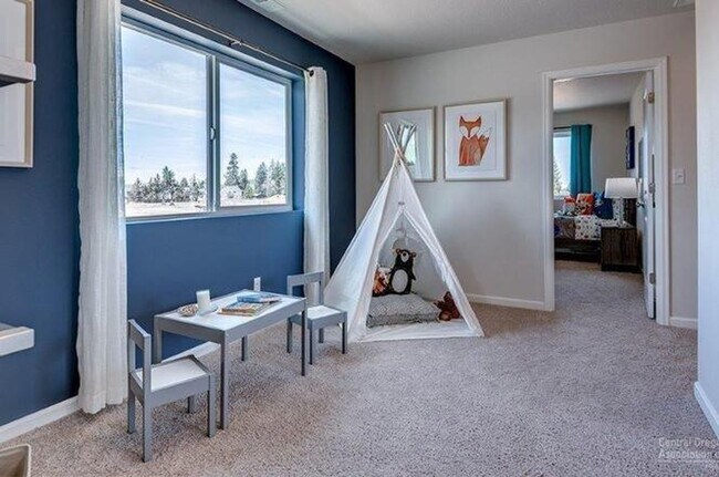 Building Photo - Newer SE 3 Bdrm House, All Appliances incl W/D, Air Cond, Community Pool, Double Garage