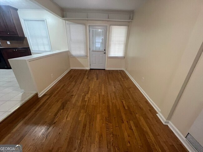 Building Photo - 916 Curry Cir SE