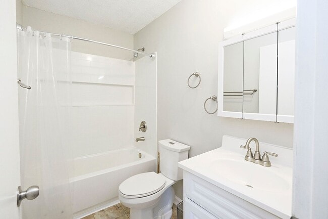 Building Photo - Move-in Ready One Level Home Walkable to C...