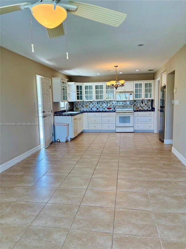 Building Photo - 1323 Bayshore Dr