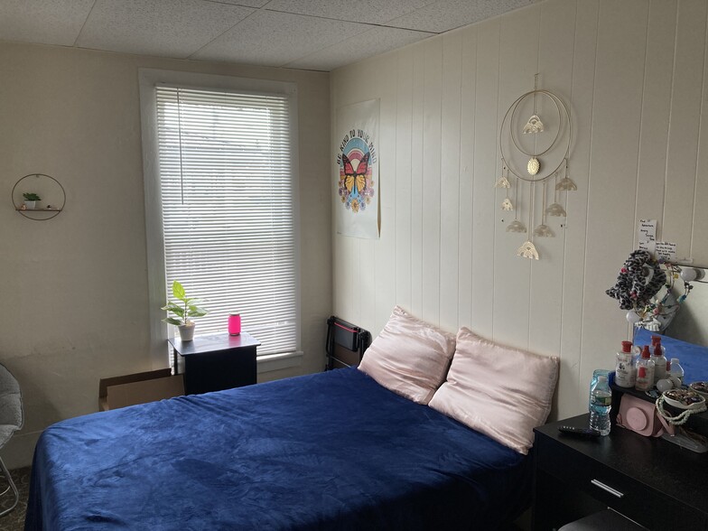 Building Photo - 80 Lake St