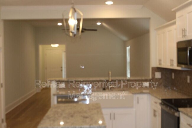 Building Photo - 921 Holbrook Dr