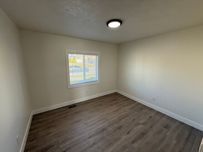 Building Photo - Five Bedroom Home, 2600 sq ft,  West Jordan, $3000/month, Fenced Yard