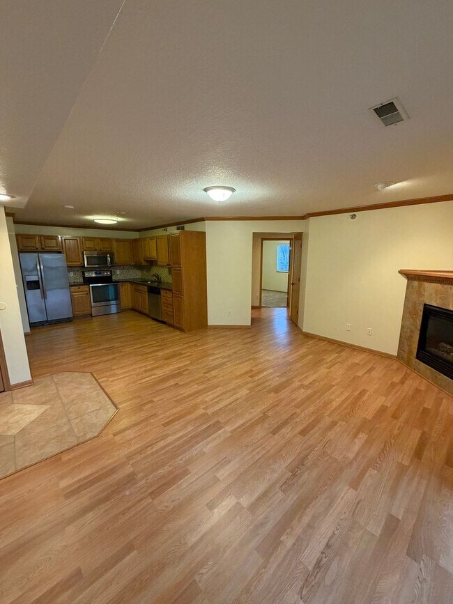 Building Photo - Condo For Rent!