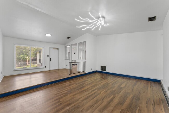 Building Photo - 2526 Town Briar St