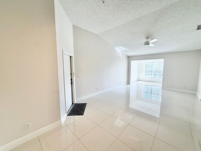 Building Photo - ** IBIS CLUB ** 1 BED / 1 BATH - CONDO - GATED COMMUNITY - SMALL PET OK! - ANNUAL RENTAL
