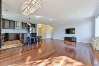 Building Photo - Coolidge Corner 2 bed / 2 bath 1185sqft w/...