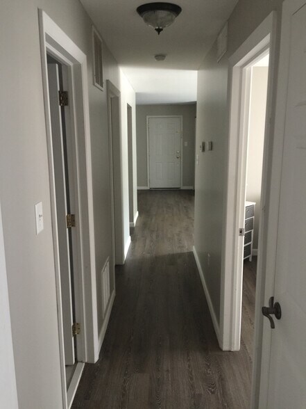 Hallway - 4705A Dunbarton Rd