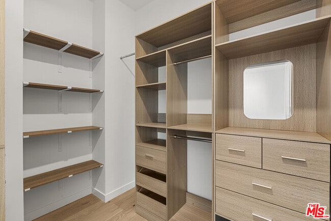 Building Photo - 824 N Orange Grove Ave