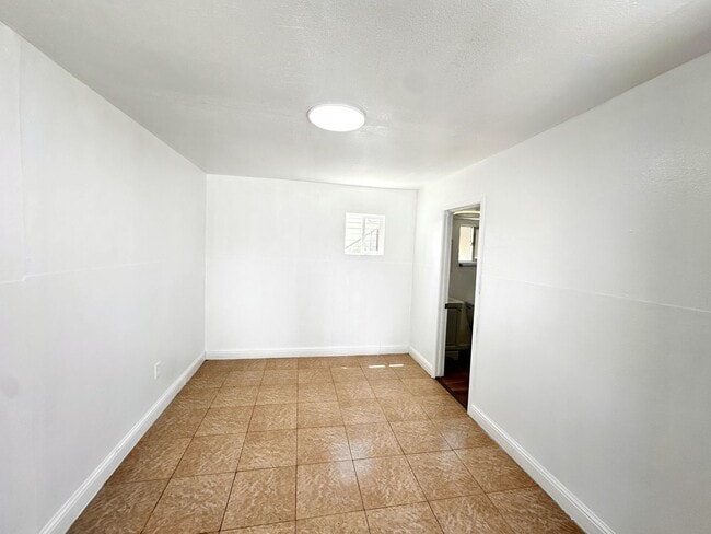 Building Photo - LARGE 4 BEDS 2 FULL BATHS HOUSE FOR RENT!