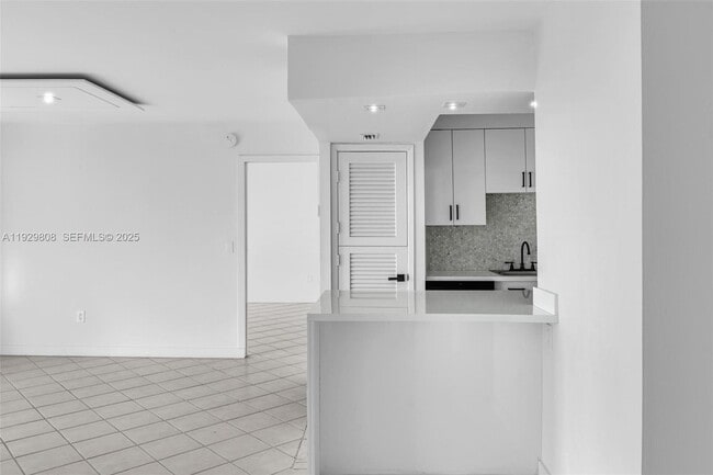 Building Photo - 9800 W Bay Harbor Dr