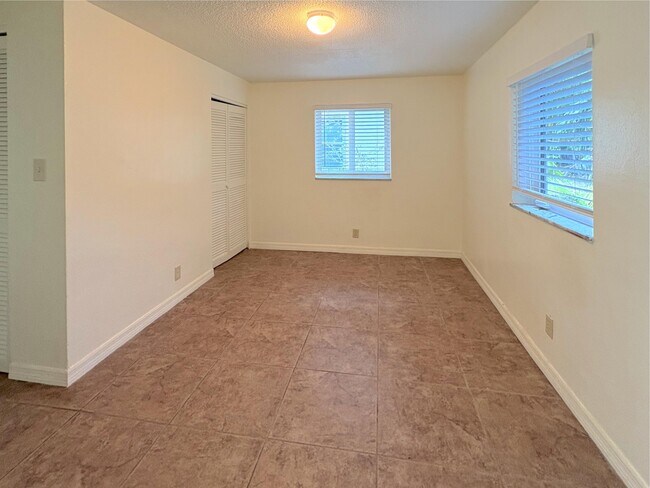 Building Photo - 1124 NE 5th Ave