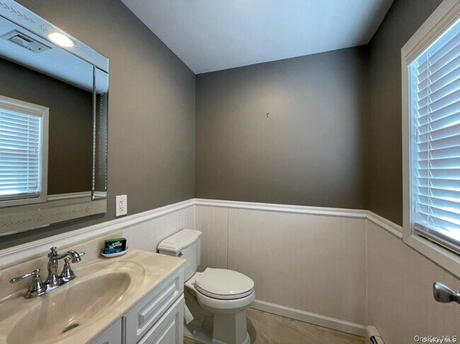 Building Photo - 20 Dewey St