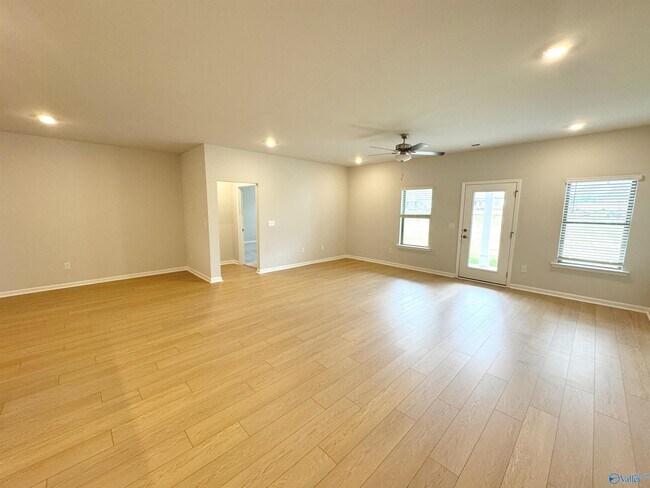 Building Photo - 139 Little Britain St