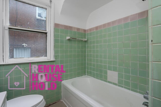 Building Photo - Summer Special~ 3 BEDROOM 1 BATH BUNGALOW ...