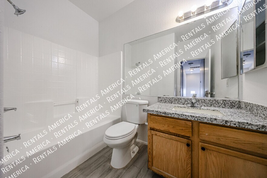 Building Photo - 3825 S 60th Dr