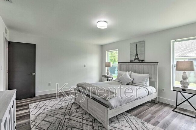 Building Photo - 3001 SW 111th Ct