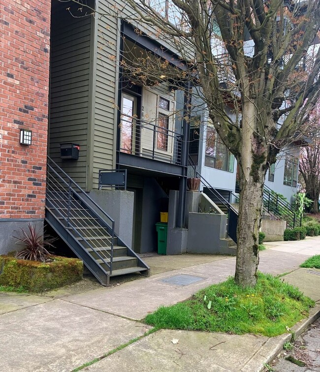 Building Photo - AUGUST RENT FREE with LIMITED SHOWINGS AVAILABLE on July 25th! - Gorgeous Townhome Style Condomin...