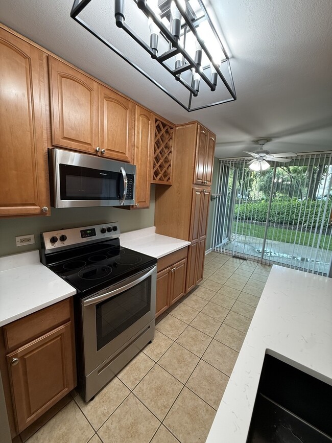 Building Photo - 6000 Oakwood Dr