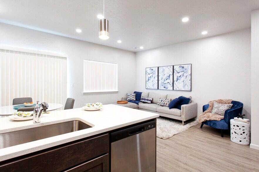 Primary Photo - 42 Lopseed Ln