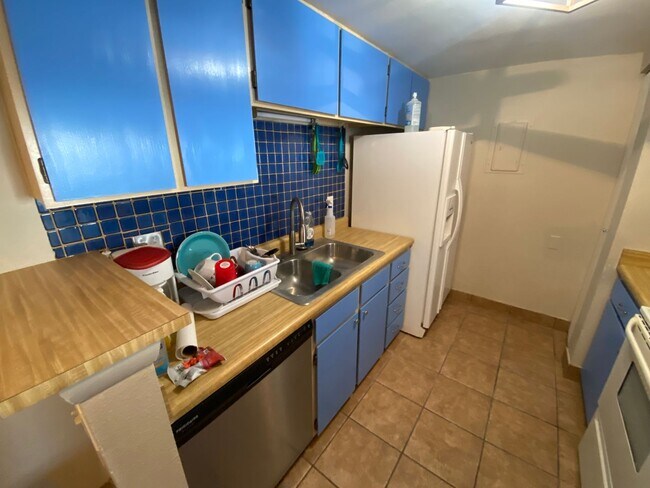 Building Photo - Spacious Aurora Condo