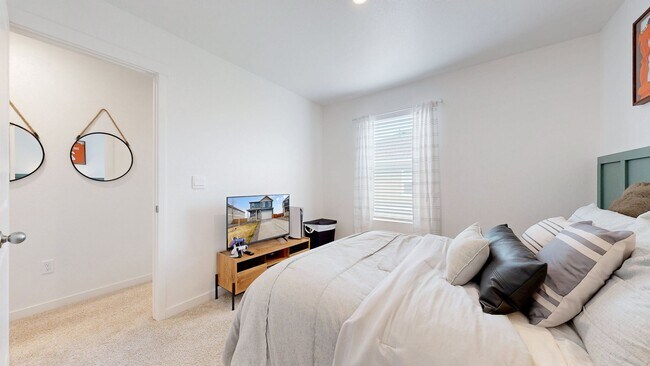 Building Photo - Like New Home W/ 3 Bed, Office, & Loft