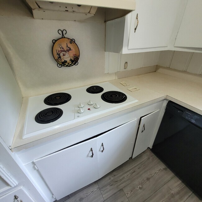 Kitchen - 724 Elmwood Dr