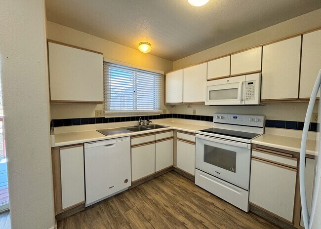 Building Photo - 6913 Yellowpine Dr