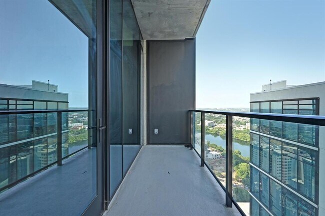 Building Photo - 610 Davis St