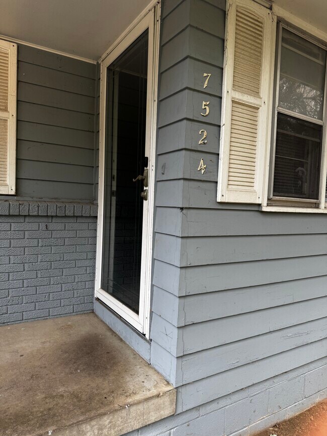 Building Photo - Blondo Street